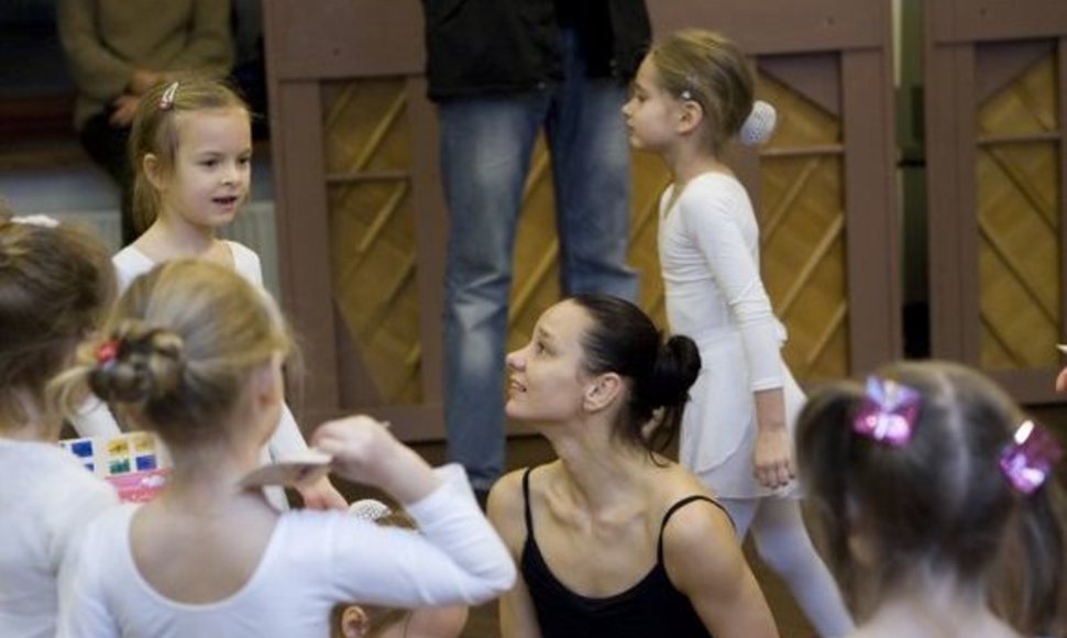 Eglė Špokaitė su mažosiomis mokinėmis savo baleto mokykloje
