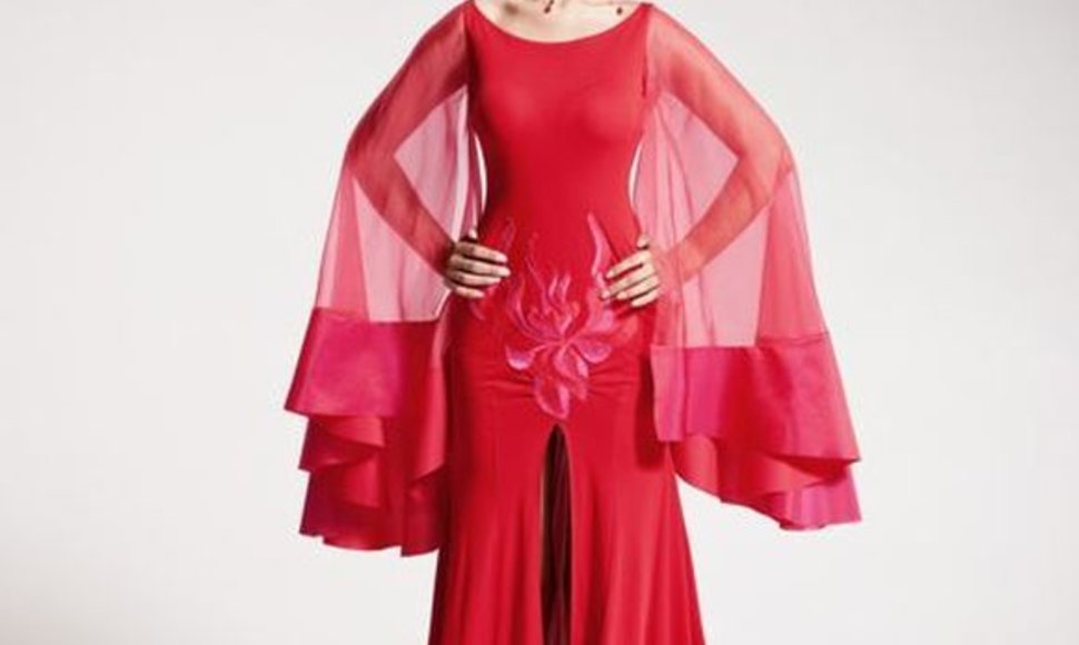 „Mis Lietuva 2010“ dalyvė su dizainerės Julijos sukurta suknele
