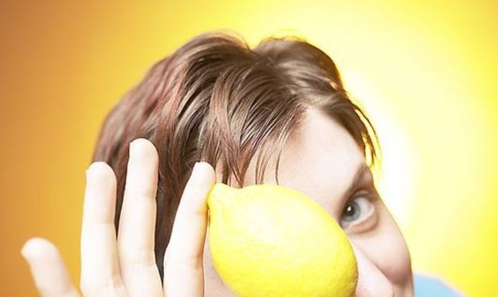 Moteris laiko citriną