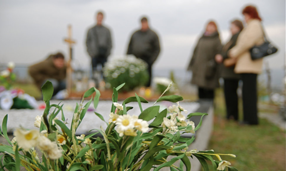 Visų Šventųjų dienos akimirkos Dėdeliškių kapinėse, Grigiškės