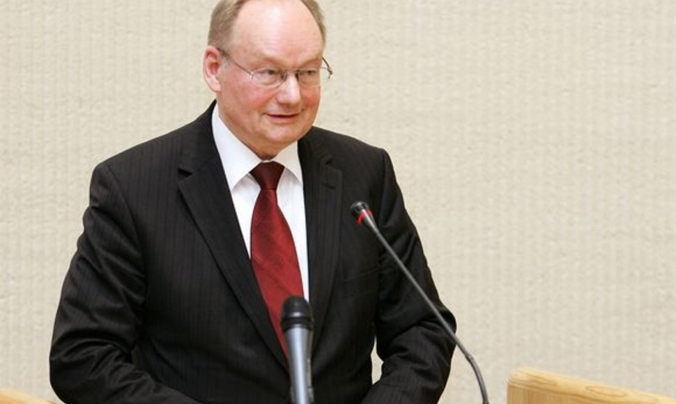 Labiausiai patyręs Seimo narys Č.Juršėnas neatsispyrė pagundai apdovanoti bučiniu naujokę I. Valinskienę