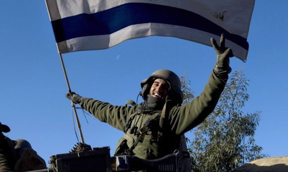 Karys, iškėlęs Izraelio vėliavą.