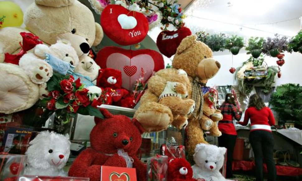 Parduotuvių vitrinos nukrautos Valentino dienai skirtais žaislais.