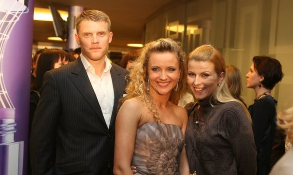 Šokėja Edita Daniūtė (viduryje) su vyru Mindaugu Vasiliausku ir TV laidų vedėja Rūta Mikelkevičiūtė