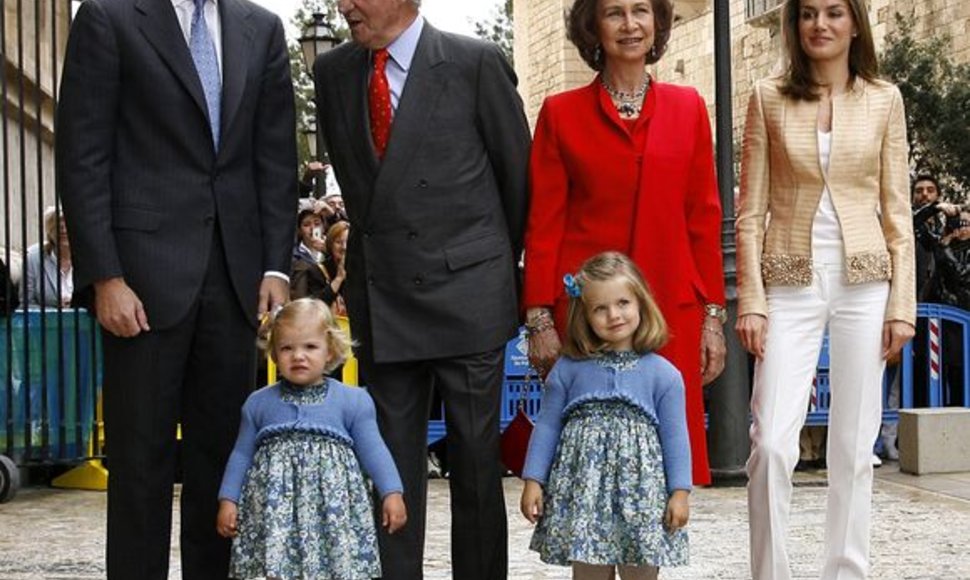 Karališkoji Ispanijos šeima fotografuojasi prieš šv. Velykų mišias.