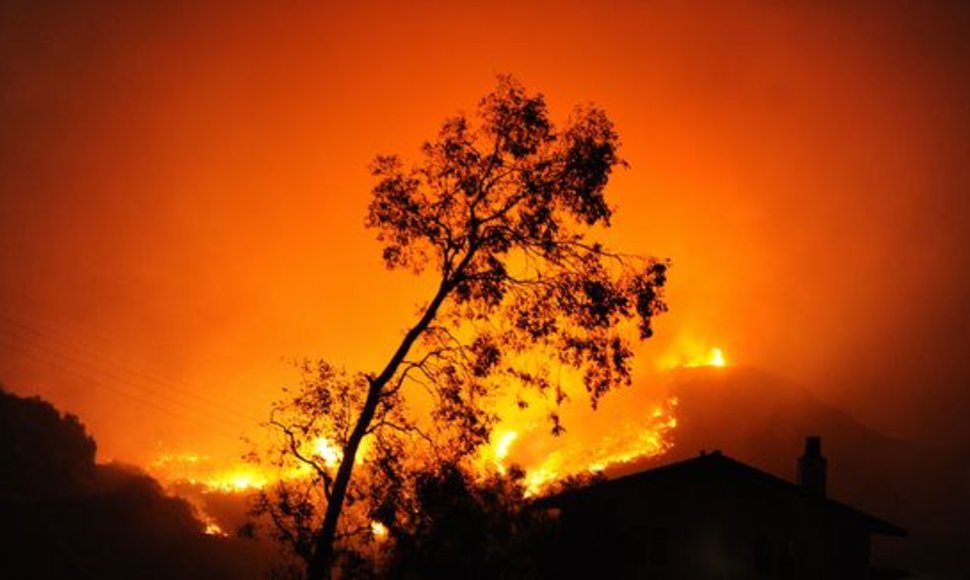 Kalifornijoje toliau siaučia gaisrai