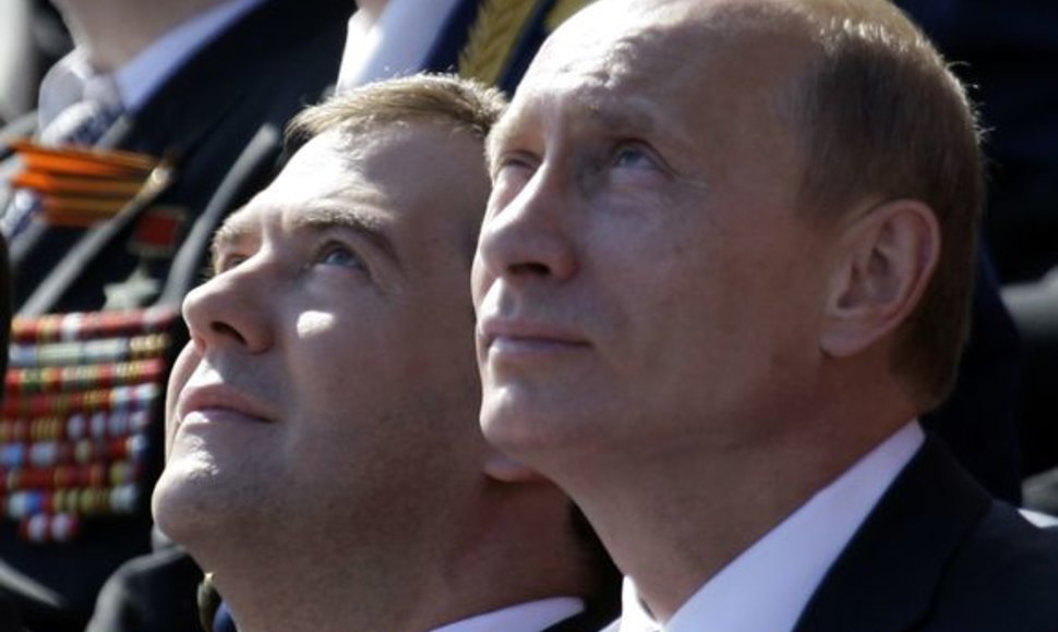 Rusijos prezidentas D.Medvedevas (kairėje) ir premjeras V.Putinas stebi karinės aviacijos skrydį.