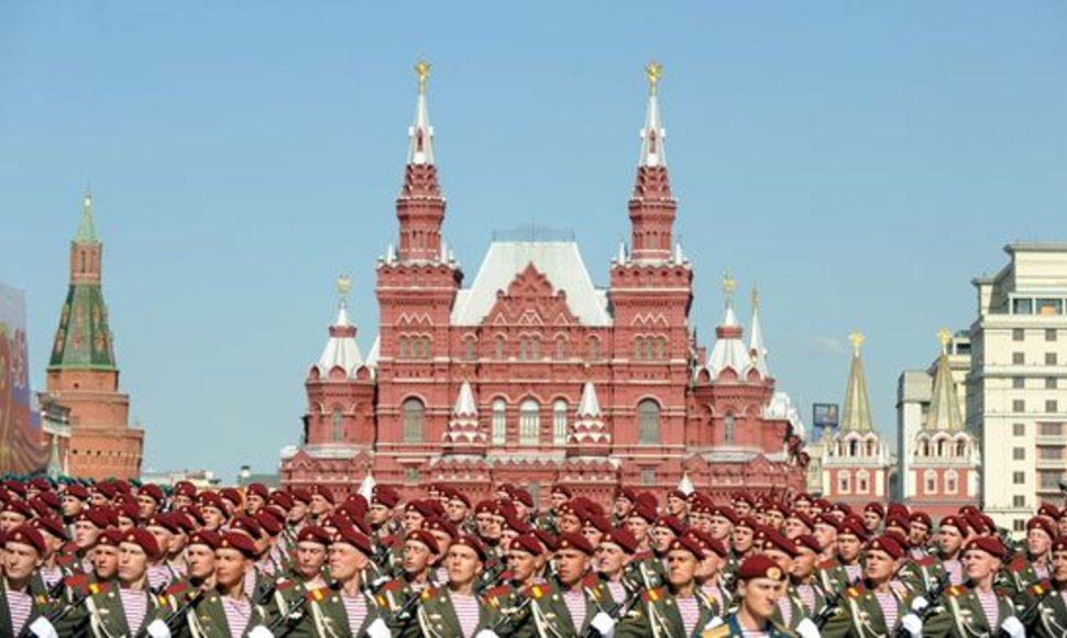 Parade dalyvauja rekordiškai daug per laikotarpį nuo Sovietų Sąjungos žlugimo kariškių ir karinės technikos.