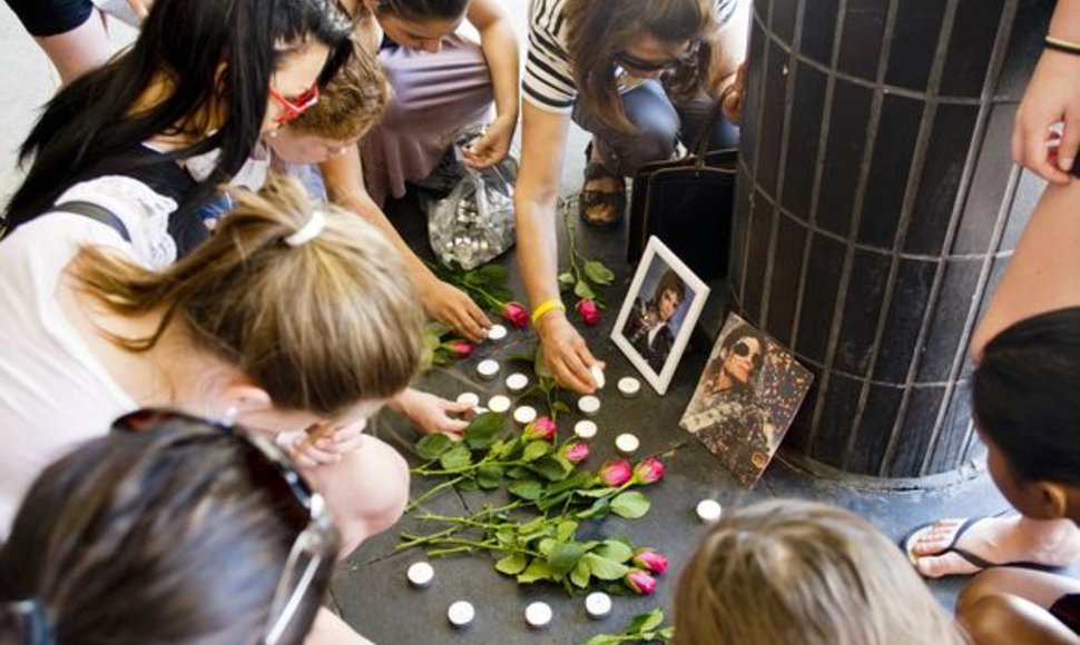 Švedijos jaunimas uždega žvakutes mirusiam popkaraliui.
