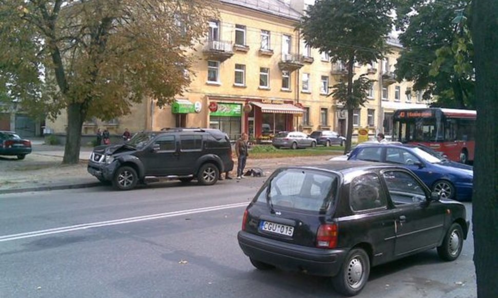 Kaune, Juozapavičiaus prospekte, pirmadienį susidūrė visureigis „Nissan Pathfinder“ ir lengvasis automobilis „Fiat Bravo“.