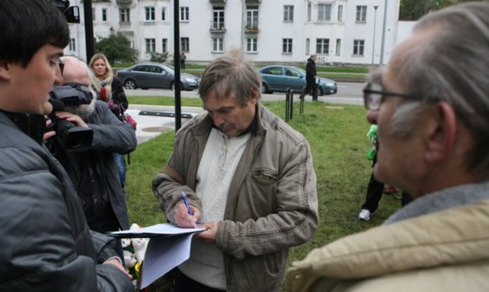  Susirinkusieji renka para&scaron;us po rezoliucija dėl vadinamųjų rezonansinių bylų &bdquo;numarinimo&ldquo; ir reikalauja ne vieno pareigūno atsistatydinimo.