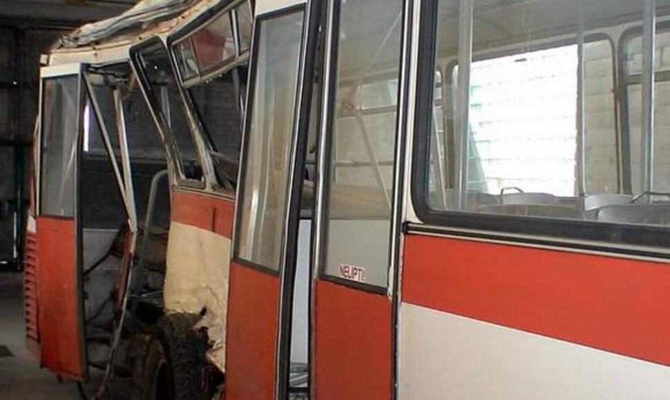 Avarijoje suniokotas autobusas