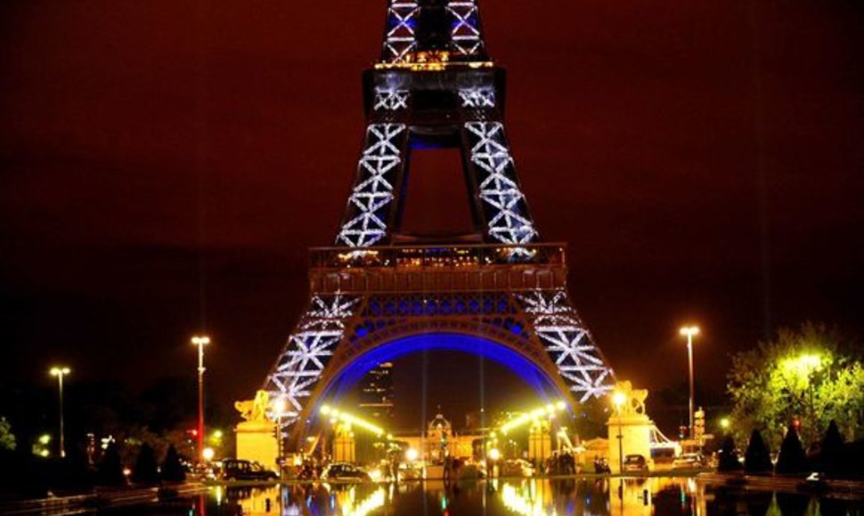 Eifelio bokštas nušvito visomis spalvomis.