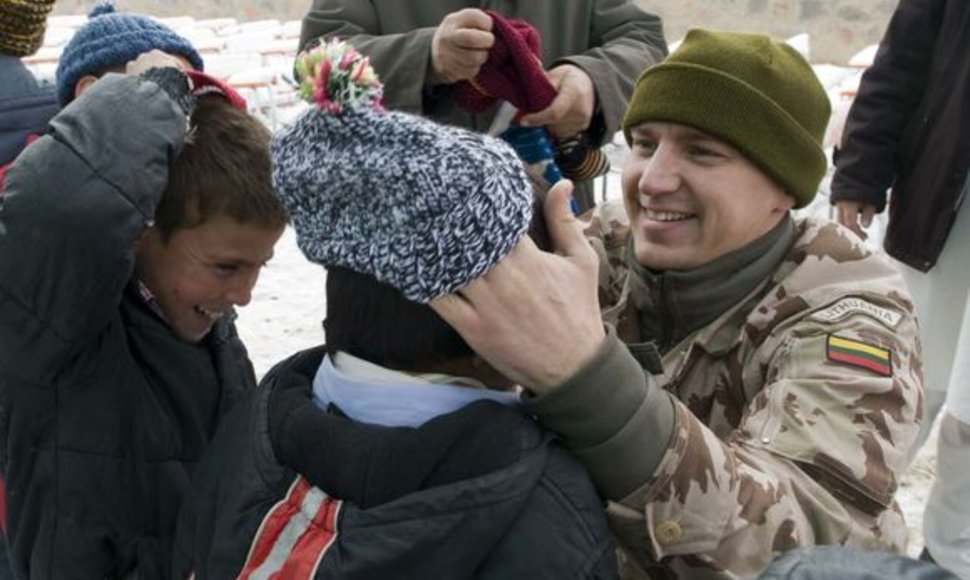 Lietuvos žmonių numegztos kepurės atšiaurią žiemą sušildys penkis tūkstančius Afganistano  vaikų.