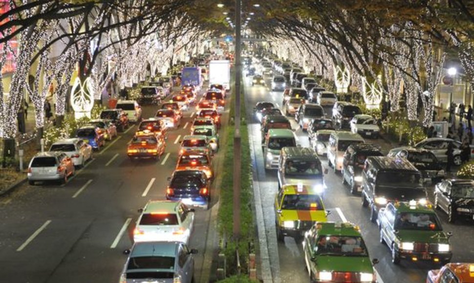 Vieno kilometro ilgio gatvę, palei kurią išsidėstę prekybos centrai, nušvietė 640 tūkst. lempučių. 
