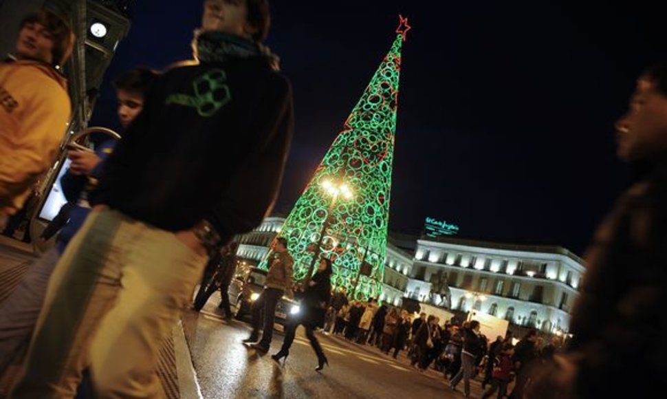 Pačioje Madrido širdyje – Puerta del Sol aikštėje įžiebta Kalėdų eglė. 