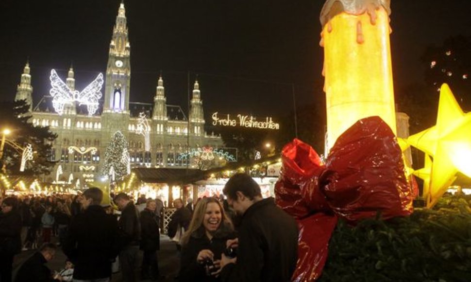  Miesto gyventojai ir svečiai smagiai leidžia laiką „Vienos kalėdinėje mugėje“ prie miesto Rotušės.