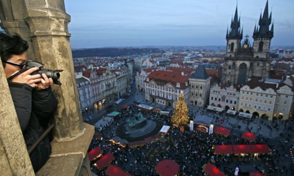 Turistas fotografuoja tradicinę Kalėdų mugę, kuri rengiama Senamiesčio aikštėje, Prahoje.