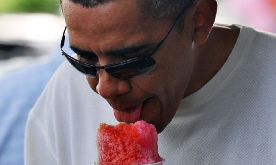 JAV prezidentas B.Obama mėgaujasi šiluma ir ledais Havajuose.