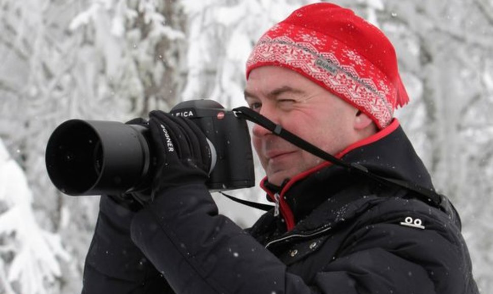 D.Medvedevas kalnuose imasi ir fotoaparato.