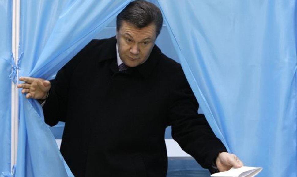 Kandidatas į prezidentus V.Janukovyčius atvyko atiduoti savo balso.