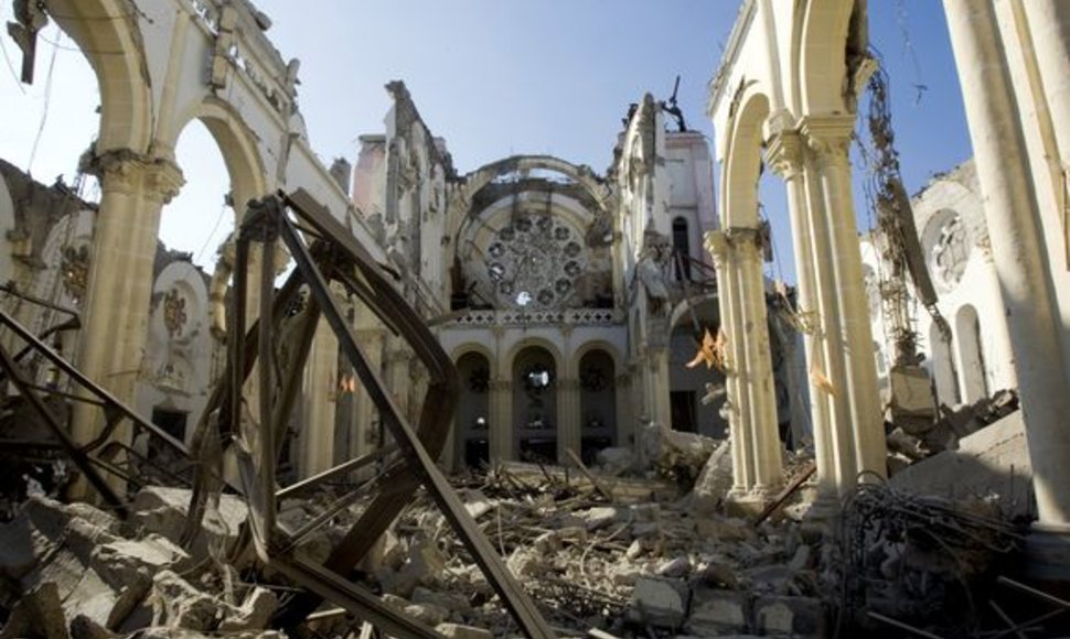 Per žemės drebėjimą sugriauta Port o Prenso katedra.