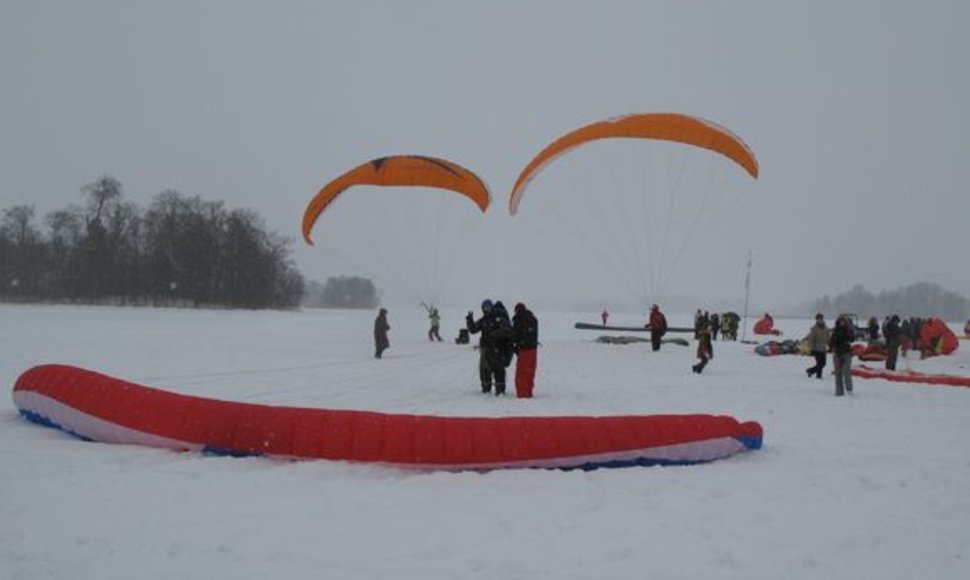 Ant Galvės ežero ledo prasidėjo tarptautinės parasparnių varžybos.