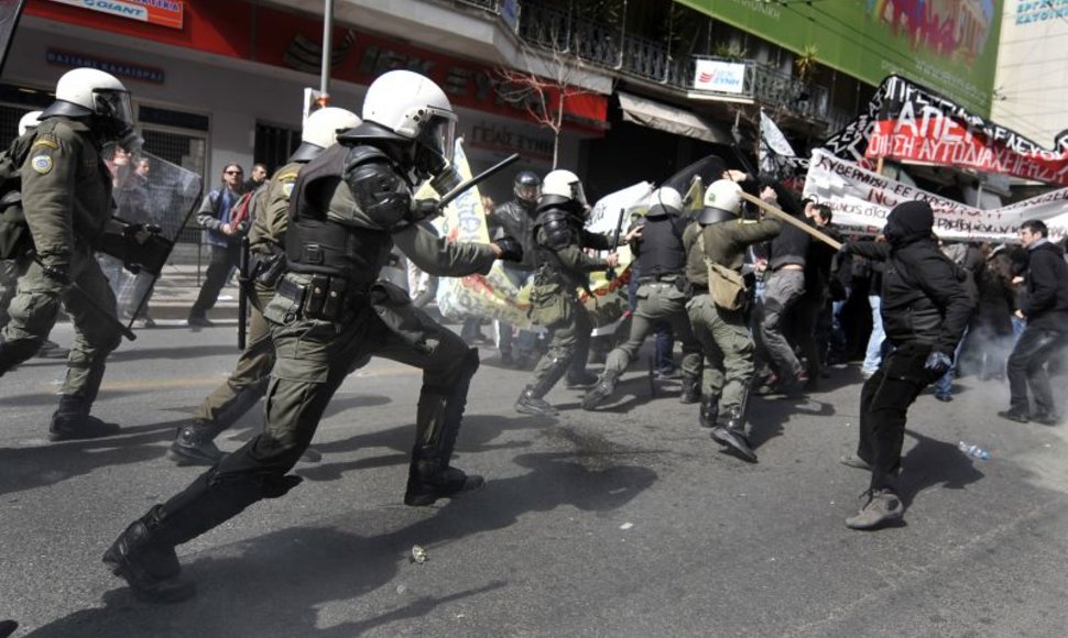 Graikijoje toliau tęsiasi neramumai. Ketvirtadienį protestuotojai gatvėse susirėmė su policija.