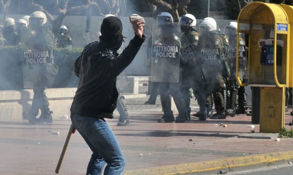 Graikijoje toliau tęsiasi neramumai. Ketvirtadienį protestuotojai gatvėse susirėmė su policija.