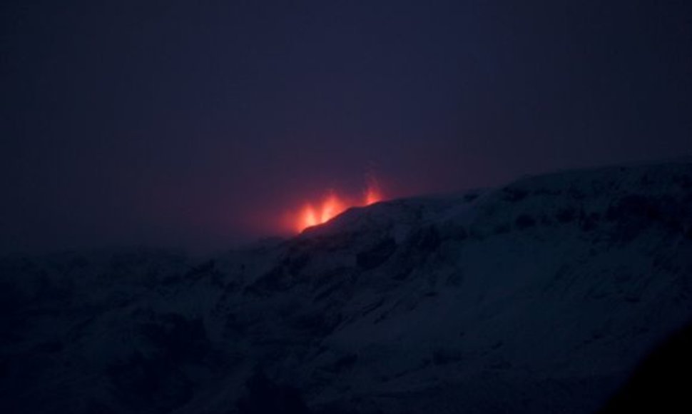 Islandijos padangę nušvietė nuo besiveržiančio ugnikalnio susidariusi pašvaistė. 