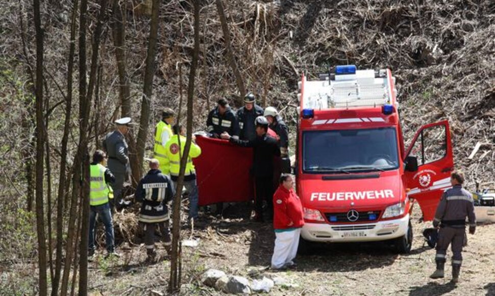 Italijoje dėl purvo nuo&scaron;liaužos nuo bėgių nuvažiavo priemiestinis traukinys. Įvykio vietoje dirbantys gelbėtojai tarp traukinio nuolaužų ie&scaron;kojo žuvusiųjų kūnų bei gelbėjo sužeistuosius.