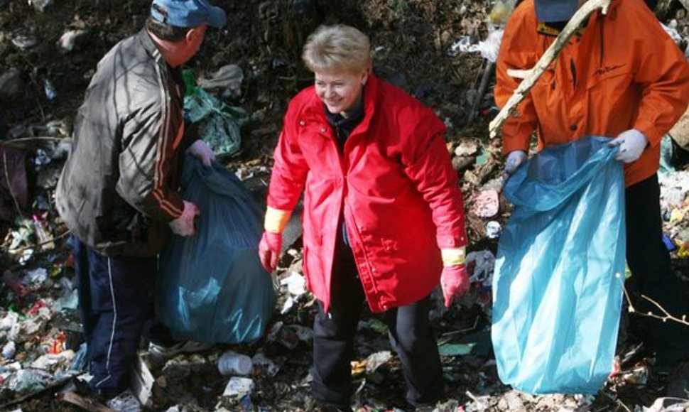Prezidentė Dalia Grybauskaitė dalyvavo akcijoje „Darom 2010“.