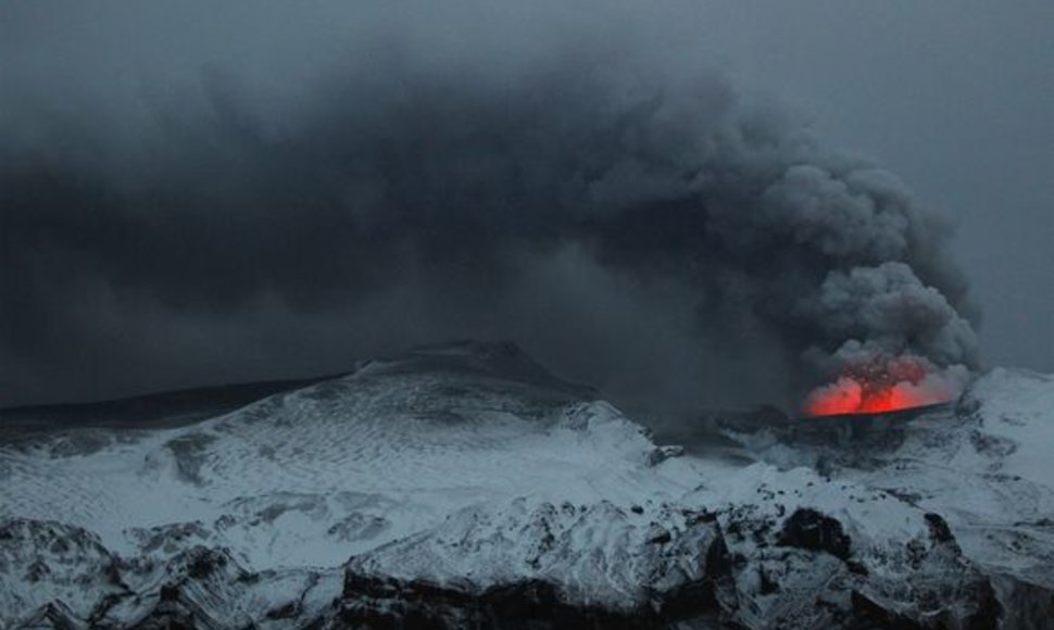 Iš ugnikalnio besivežiantys dūmai