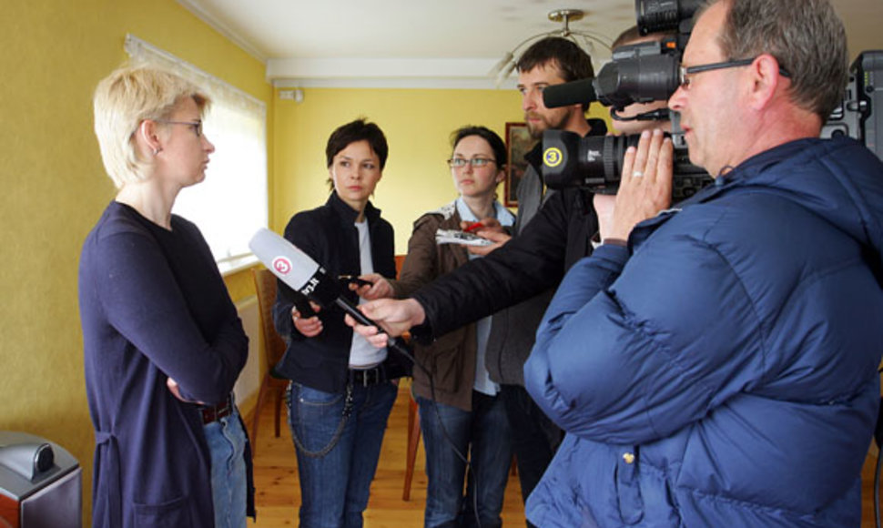 Žurnalistai kalbina D.Kedžio seserį N.Venckienę.