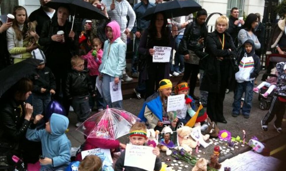 Londone surengta lietuvių protesto akcija Kedžiams palaikyti.