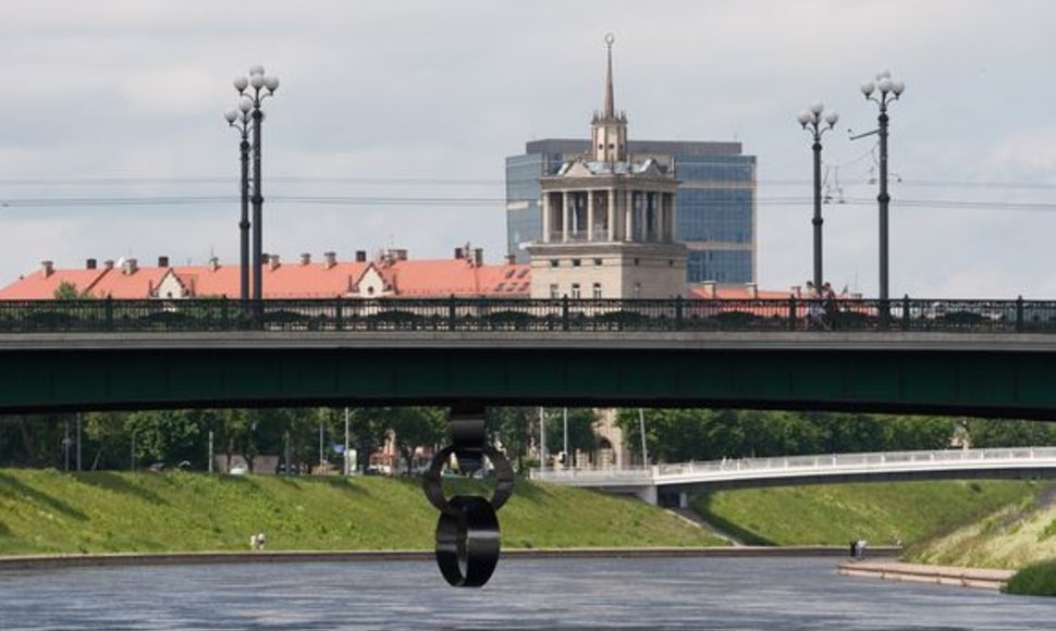 Po Žaliuoju tiltu kabanti skulptūra „Grandinė“ vaizduoja laisvės kovų netektis. Tai tautos, atlaikiusios okupacijas, tremtis, genocidą, tvirto tikėjimo ženklas.