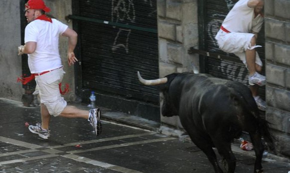 Ispanijos šiauriniame Pamplonos mieste šeštadienį per ketvirtąjį šių metų San Fermino festivalio bulių bėgimą buvo sužeisti trys žmonės. 