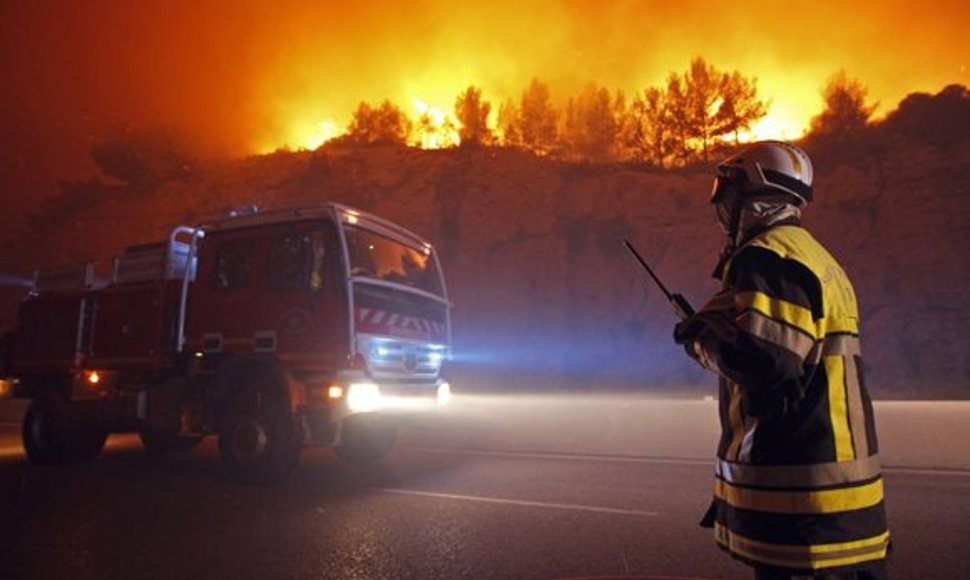 Netoli Marselio ugniagesiai kovoja su miško gaisru