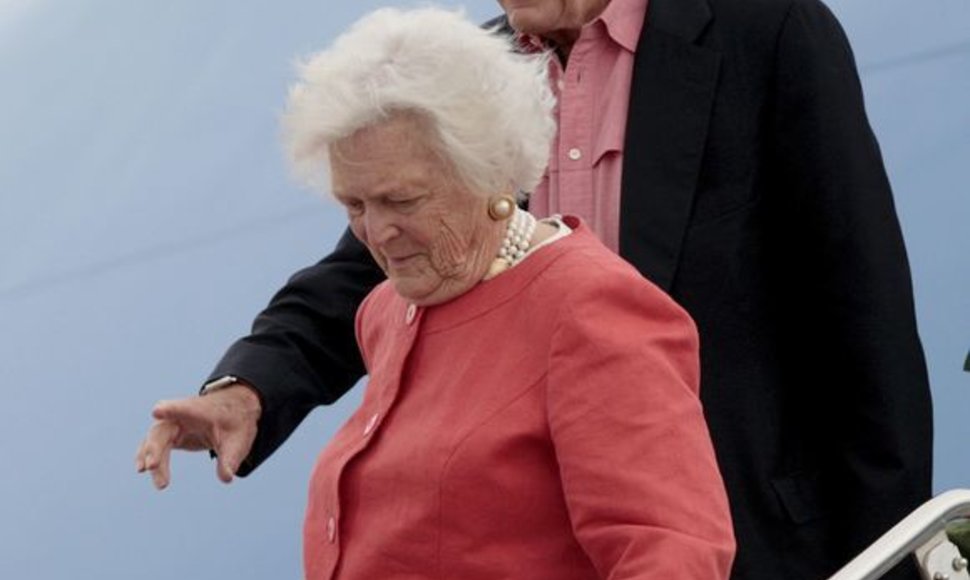 Buvęs JAV prezidentas George H. W. Bushas su žmona Barbara Bush