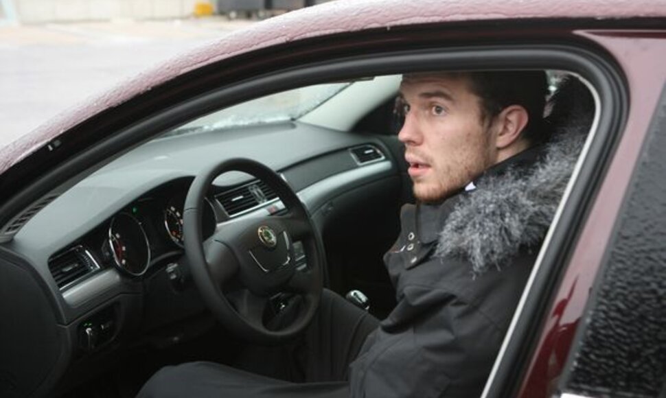Martynas Gecevičius sėda prie naujojo automobilio vairo.