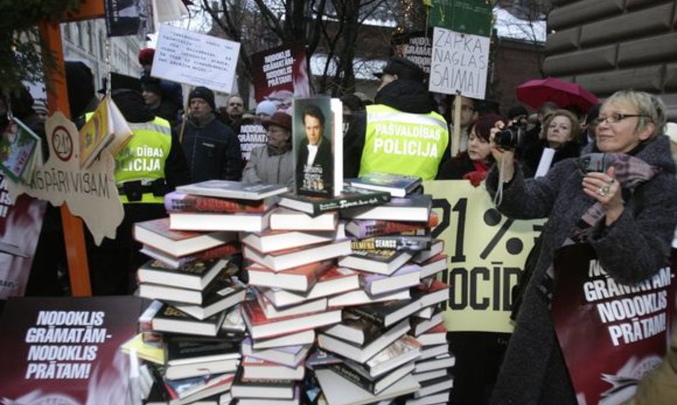 Protestuotojai į gatves atsinešė didžiules krūvas knygų.