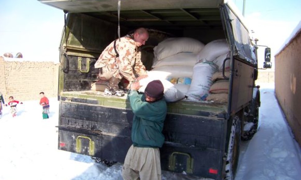 Goro provincijos pabėgėlių departamentui buvo perduota maisto ir drabužių.