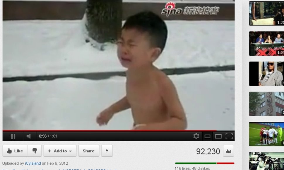Nufilmuotas ant sniego verkiantis pusnuogis kinų berniukas