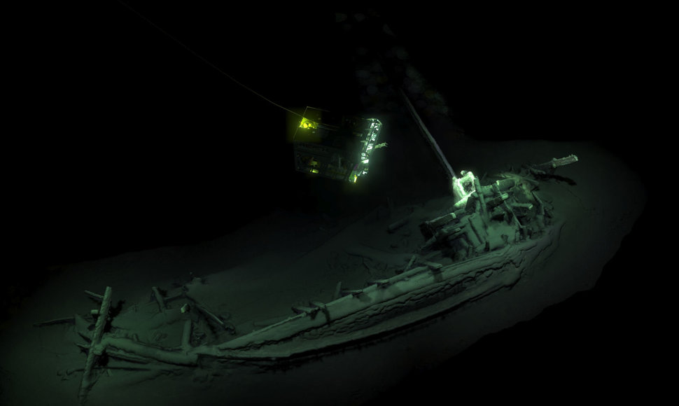 Juodojoje jūroje rastos seniausio pasaulyje puikiai išsilaikiusio laivo liekanos.