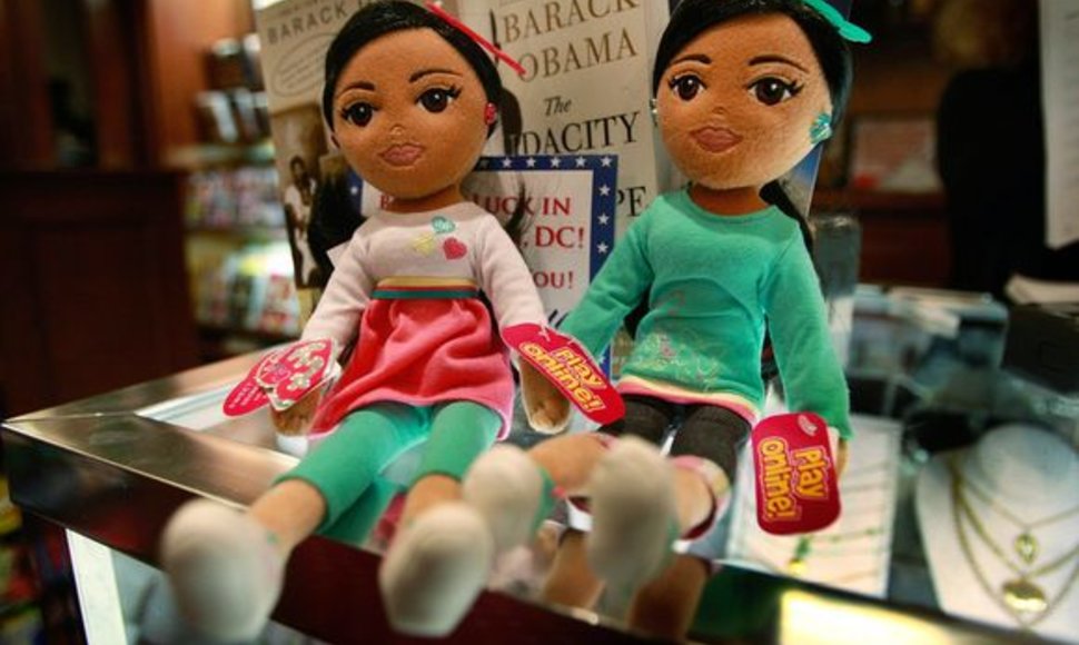Obamos dukterys jau paverstos lėlėmis.