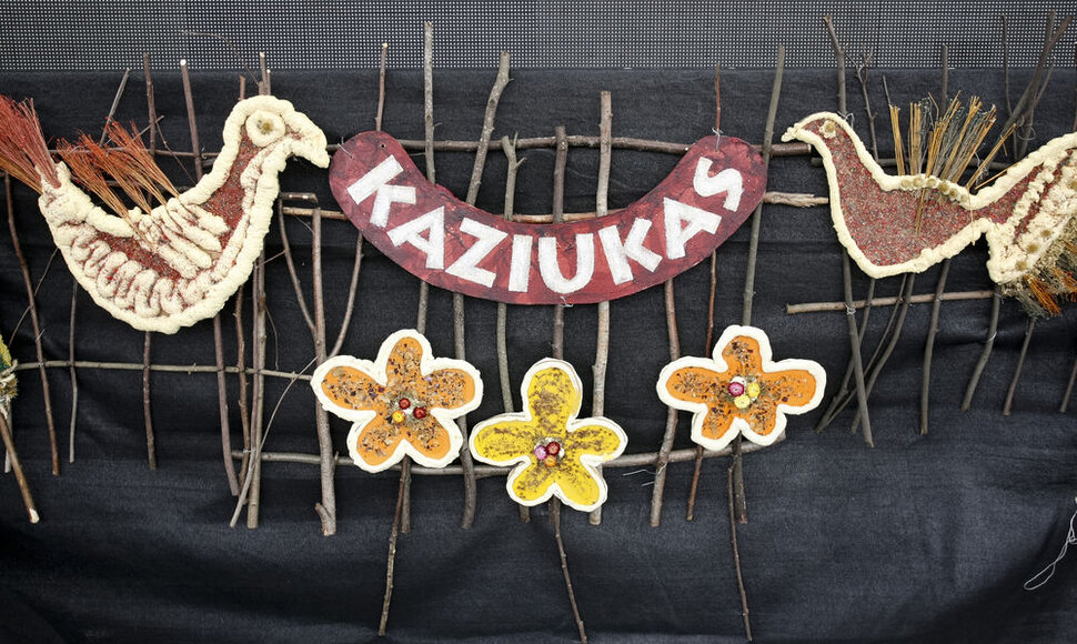 Per Kaziuko mugę žingsniavo teatralizuota eisena. 