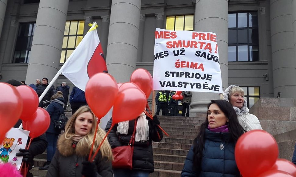 Vilniaus Nepriklausomybės aikštėje susidūrė dviejų skirtingų mitingų dalyviai.