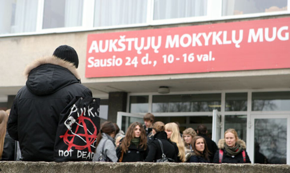 Auk&scaron;tųjų mokyklų mugėje Kaune pora de&scaron;imčių universitetų, akademijų ir kolegijų prisistato būsimiems studentams, 2009-01-24.