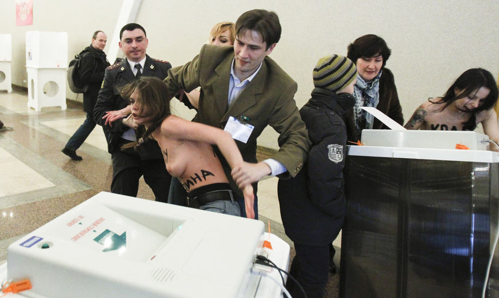 Pusnuogės „Femen“ aktyvistės pasikėsino į Vladimiro Putino balsą. 