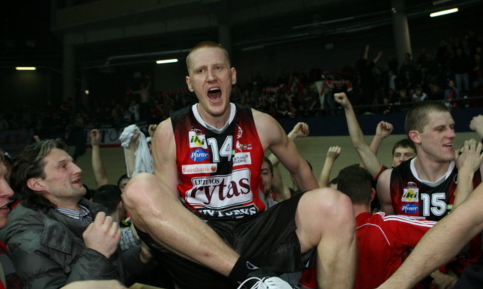 „Lietuvos rytas“ švenčia paskutinėmis sekundėmis išplėštą pergalę, 2009-01-24.